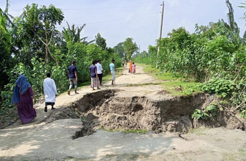 টানা বৃষ্টিতে শ্রীপুরের বাঁধে ধস, পানিবন্দি হওয়ার শঙ্কায় ৩০ হাজার মানুষ