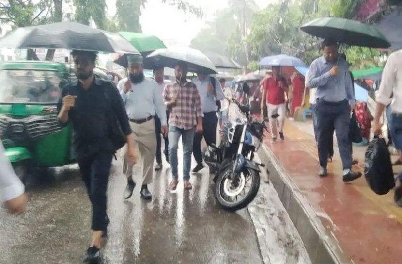 টানা বৃষ্টিতে জলাবদ্ধ ঢাকা, দুর্ভোগে কর্মজীবী মানুষ