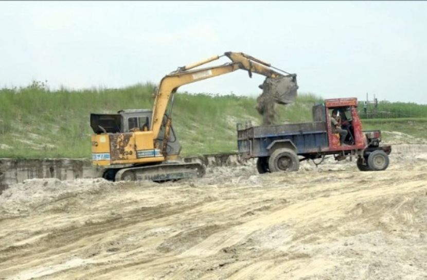 বালি অপসারণের নামে ফসলি জমি লুটপাট