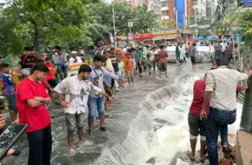 টানা বর্ষণে গুলশান লিংক রোডে ধস, বিপাকে পথচারী ও চালকরা