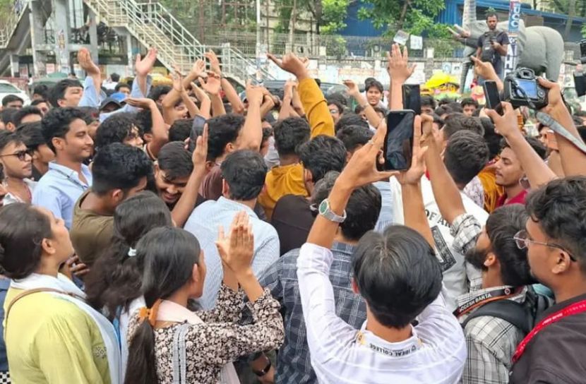 দুর্যোগের মধ্যে পরীক্ষা বন্ধসহ ৩ দাবি শিক্ষার্থীদের