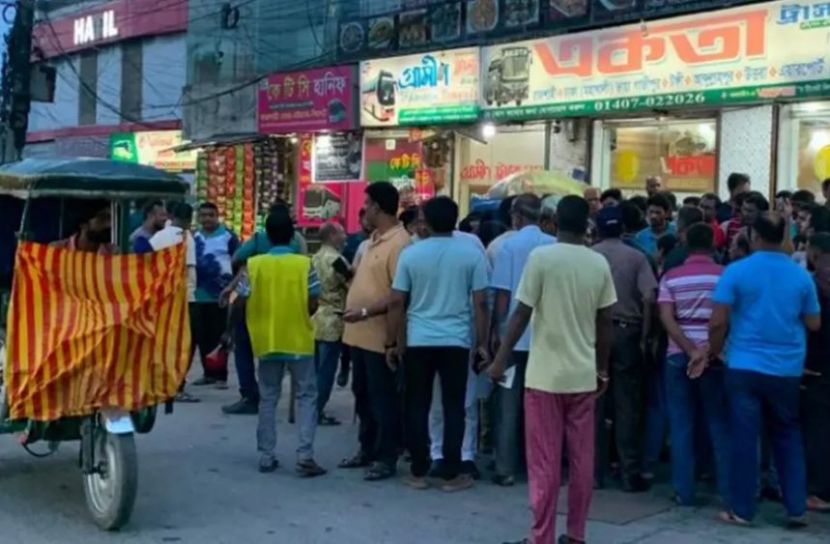 সব রুটে বাস বন্ধ, অচল রাজশাহীর সড়ক যোগাযোগ