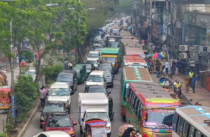 সায়েন্সল্যাবে বিক্ষোভ, ধানমন্ডি-নিউমার্কেট সড়কে যান চলাচল ব্যাহত