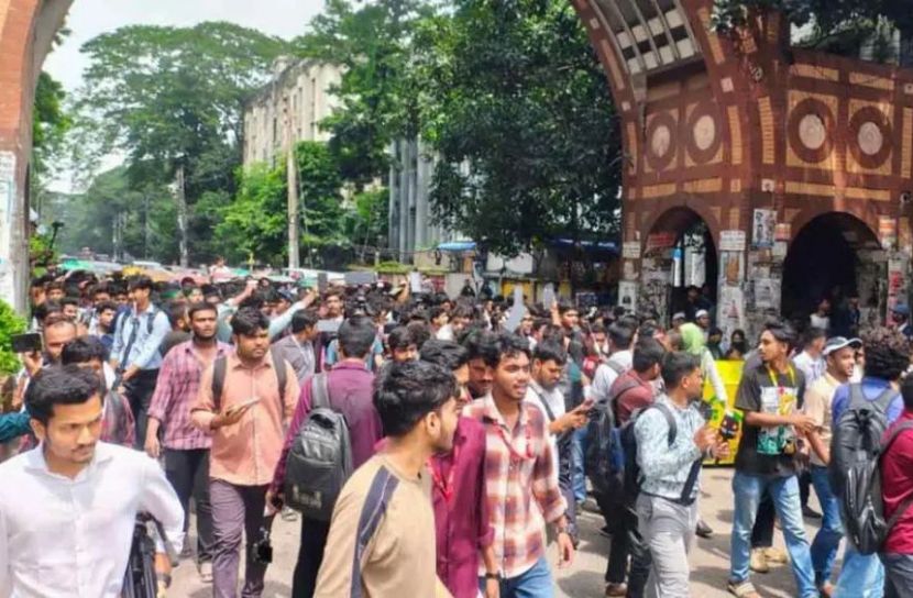 শিক্ষার্থীদের মিছিল, গন্তব্য ঢাকা শিক্ষা বোর্ড