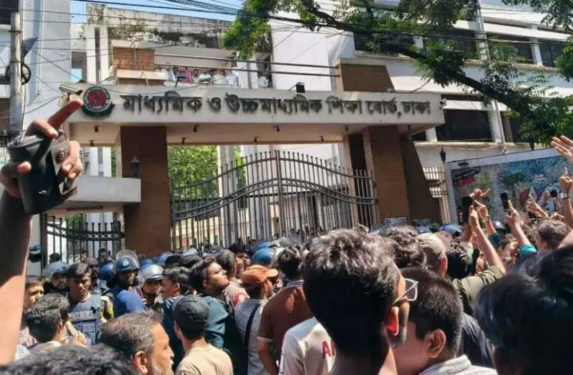 ঢাকা বোর্ড ঘেরাও, আন্দোলনে এইচএসসি পরীক্ষার্থীরা