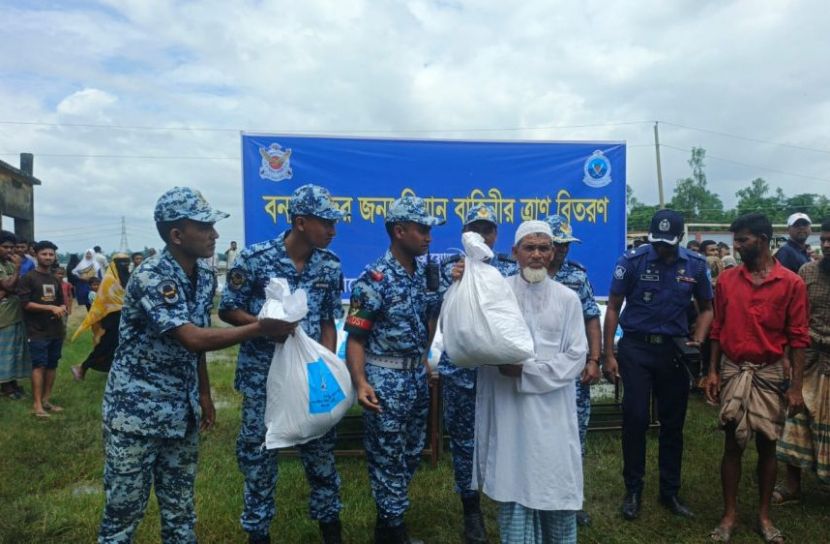 পেকুয়ায় বন্যার্ত মানুষের মাঝে বিমান বাহিনীর ত্রাণ বিতরণ