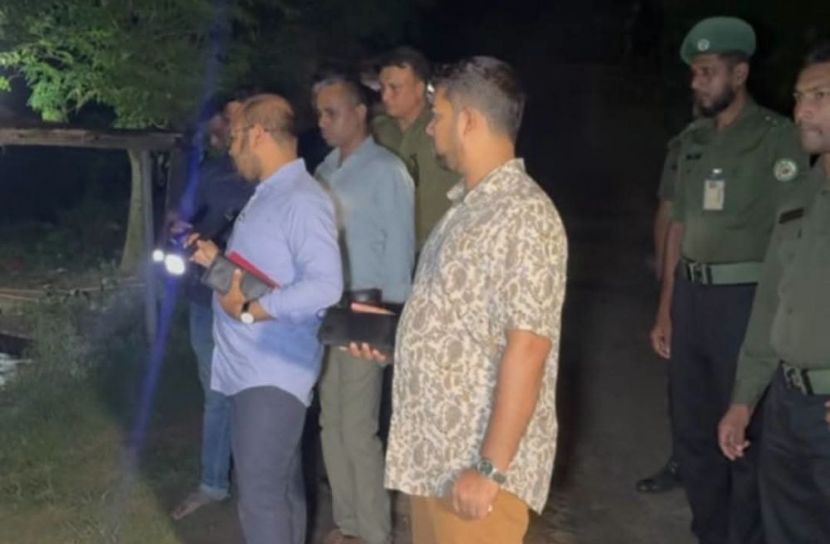 ঈশ্বরদীর পদ্মায় রাতের আঁধারে বালু উৎসব