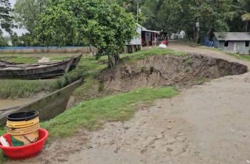 রাস্তাসহ স্লুইস ধস, পানিবন্দি সাত গ্রামের মানুষ