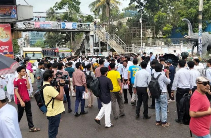 সায়েন্স ল্যাবে এইচএসসি পরীক্ষার্থীদের অবস্থান