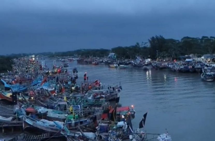 উত্তাল সাগরে উপকূলে ট্রলার