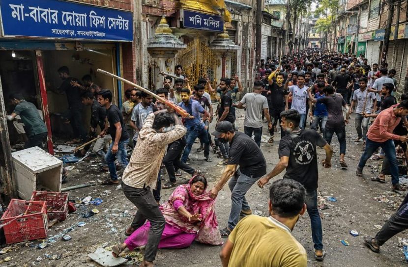 সদরঘাটে দিনদুপুরে হামলা, আহত অন্তঃসত্ত্বাসহ অনেকে