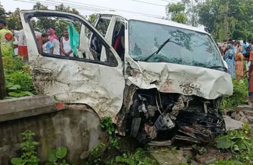 নীলফামারীতে মাইক্রোবাস দুর্ঘটনা, নিহত ২
