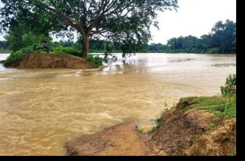 ভারতীয় সীমান্তরক্ষী বিএসএফের বাঁধার মুখে মনু নদের প্রতিরক্ষা বাঁধ