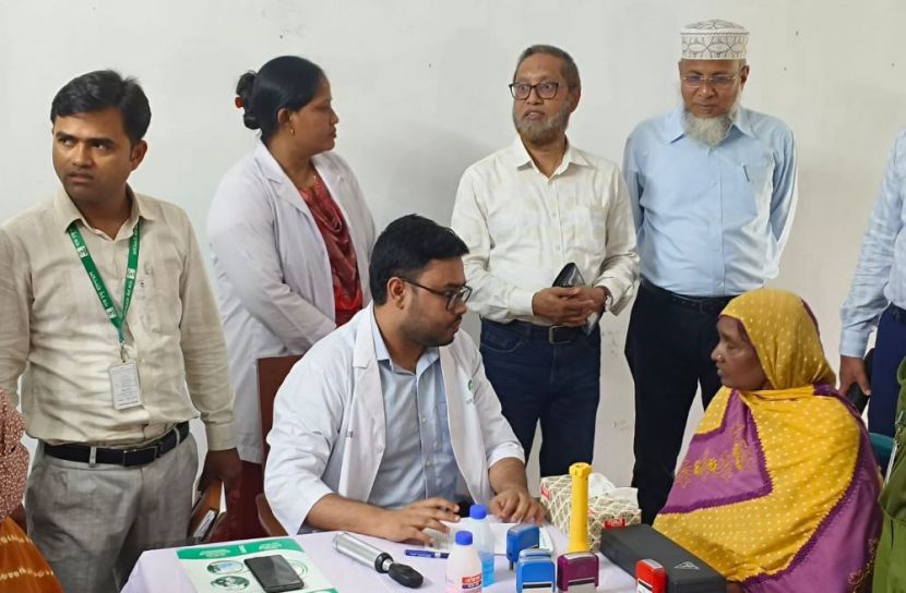 চাঁপাইনবাবগঞ্জে বিনামূল্যে চক্ষু চিকিৎসা ক্যাম্প