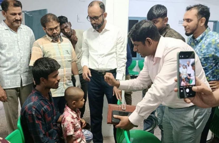 একই পরিবারের ১১ দৃষ্টি প্রতিবন্ধীদের পাশে জেলা প্রশাসক