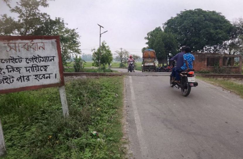 গেটম্যান না থাকায় পথচারী পারাপারে বাড়ছে  ঝুকি