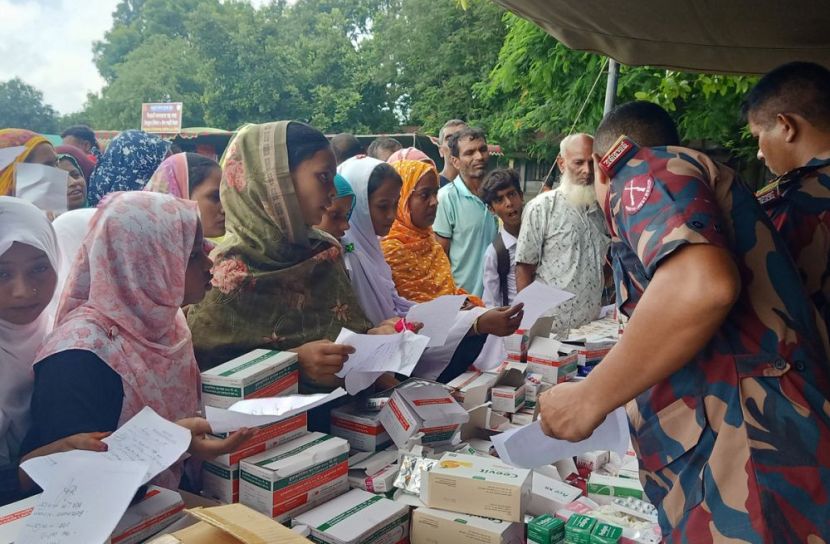 চাঁপাইনবাবগঞ্জে সীমান্তবর্তী ২ হাজার মানুষকে বিনামূল্যে চিকিৎসা ও ওষুধ বিতরণ