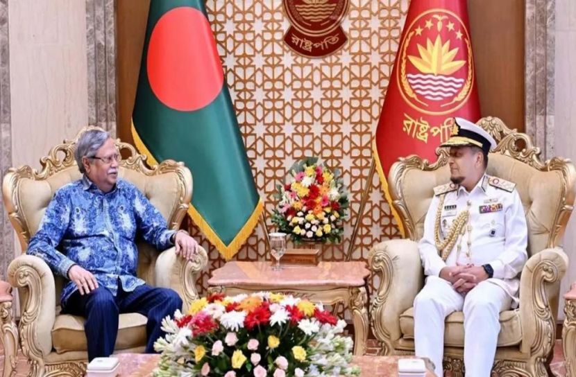 রাষ্ট্রপতির সাথে সৌজন্য সাক্ষাৎ বিদায়ি নৌপ্রধানের
