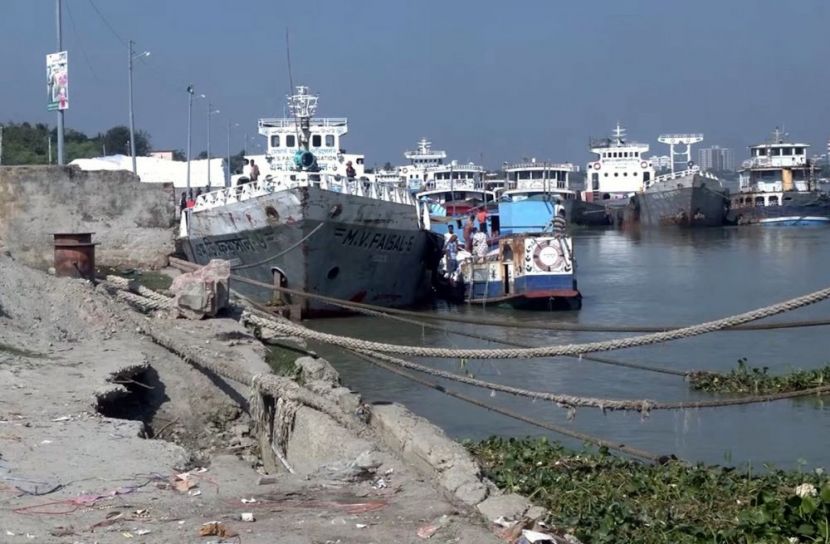 নদীর নাব্য সংকটে খুলনা নদীবন্দরে পণ্য খালাস অর্ধেকে, বিপাকে ব্যবসা-শ্রমিক