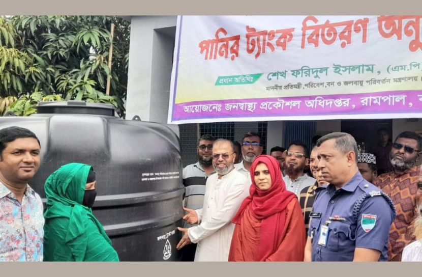 লবণ অধ্যুষিত রামপালে সুপেয় পানি সংরক্ষণে ট্যাংক বিতরণ 