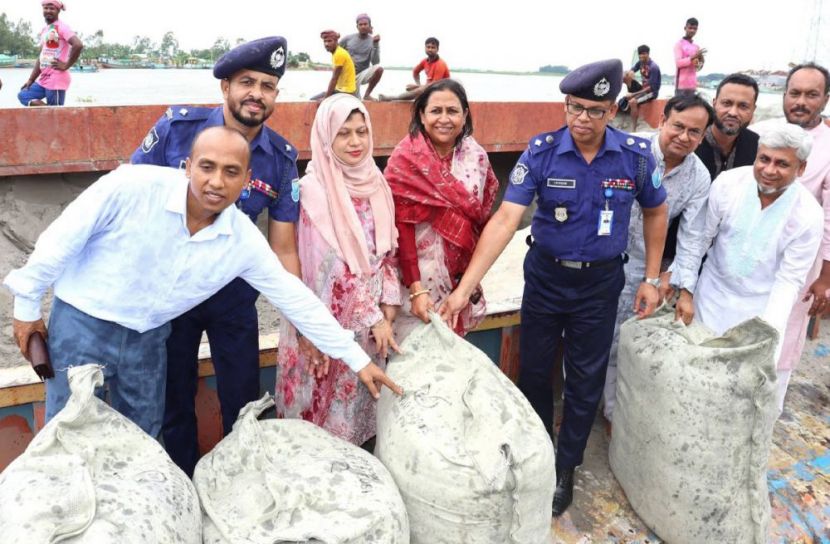 মুন্সীগঞ্জে ভাঙন রোধে স্থায়ী বাঁধ নির্মাণে জোর ও ত্রাণ বিতরণ