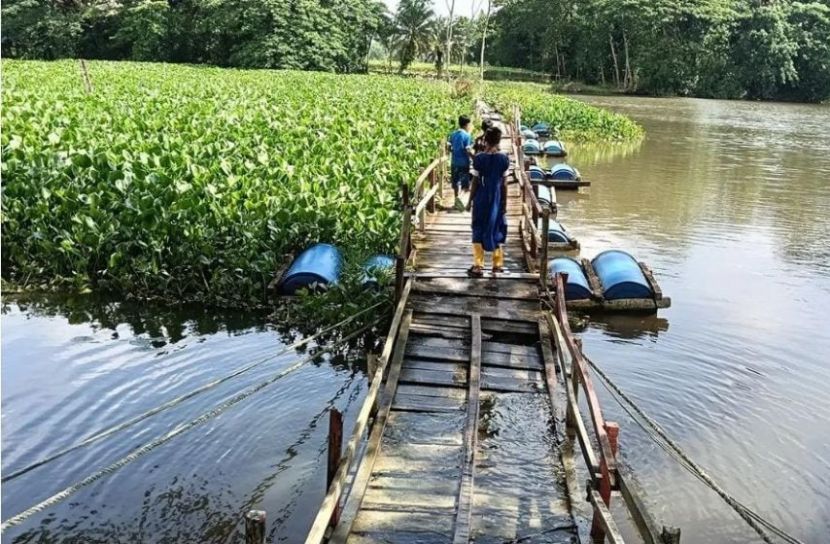 ৬ বছরেও নির্মাণ হয়নি সেতু, ভোগান্তিতে ৭ গ্রামের মানুষ