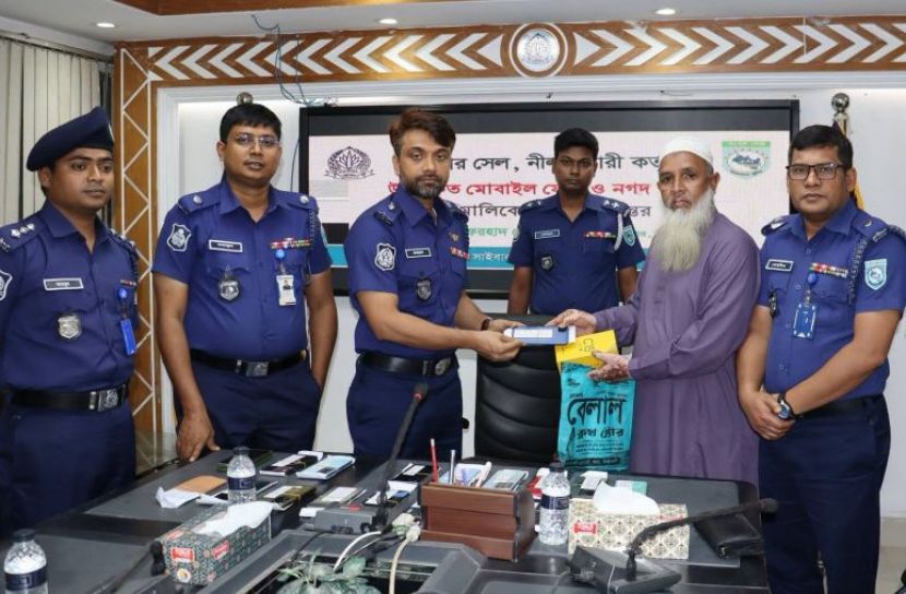 সাইবার সেলের সফল অভিযানে ২০ মোবাইল ফেরত