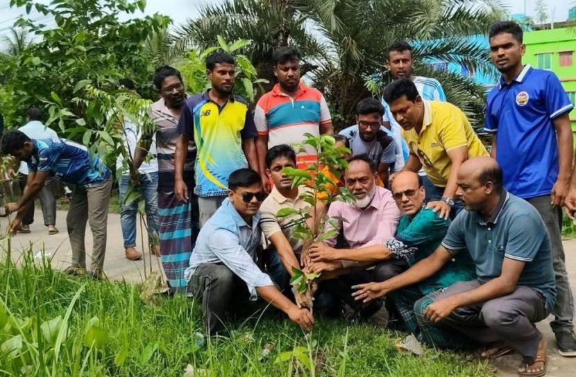 পিরোজপুরে শহীদদের স্মরণে ৭৩৪টি গাছ