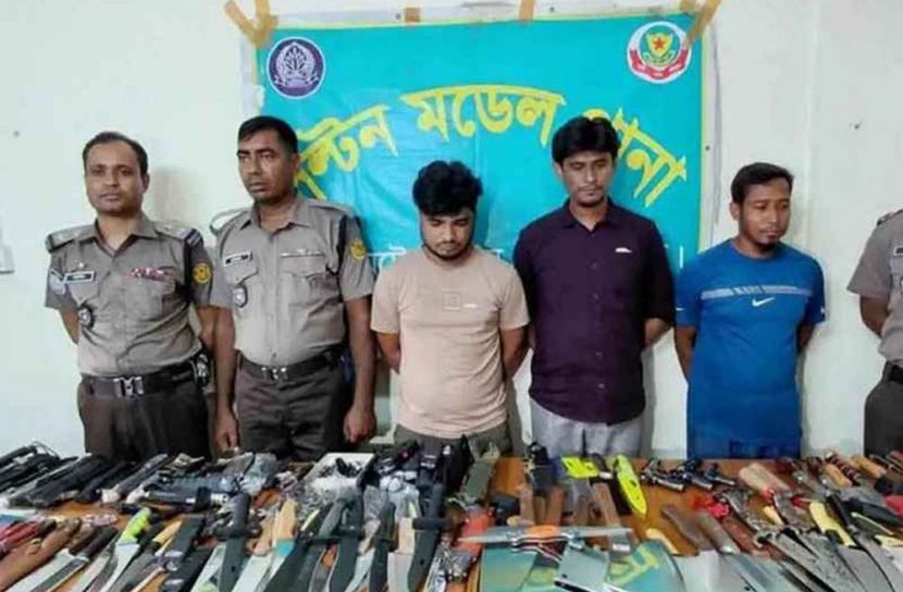 বায়তুল মোকাররমে ডিএমপির অভিযানে অস্ত্র জব্দ, গ্রেপ্তার ৩