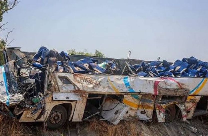 আলজেরিয়ায় বাস দুর্ঘটনায় নিহত ২৭