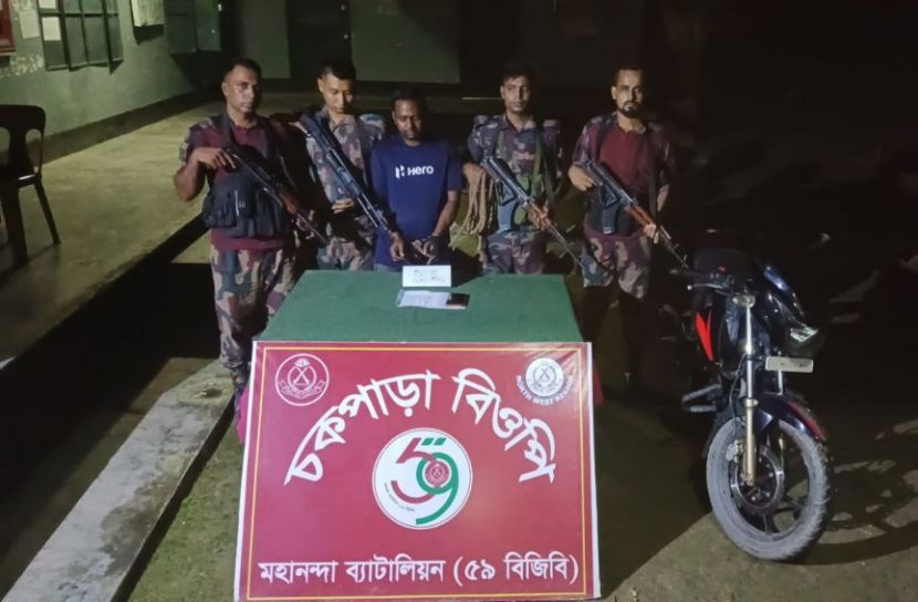 শিবগঞ্জ সীমান্তে ইয়াবাসহ মোটরসাইকেল আরোহী আটক