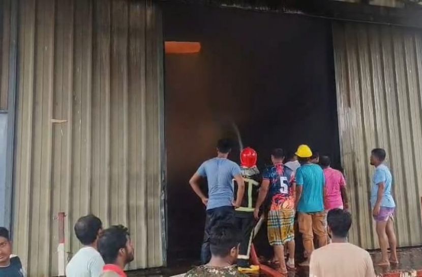 আশুলিয়ায় বিএটির গুদামে আগুন, নিয়ন্ত্রণে ৭ ইউনিট