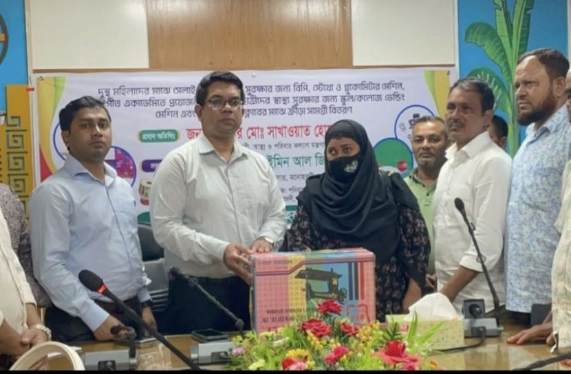 মনোহরদীতে অসহায়দের মাঝে হুইলচেয়ার-সেলাই মেশিন