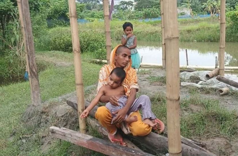 সংসার চালাতে মাথার চুল বিক্রি রেহেনার