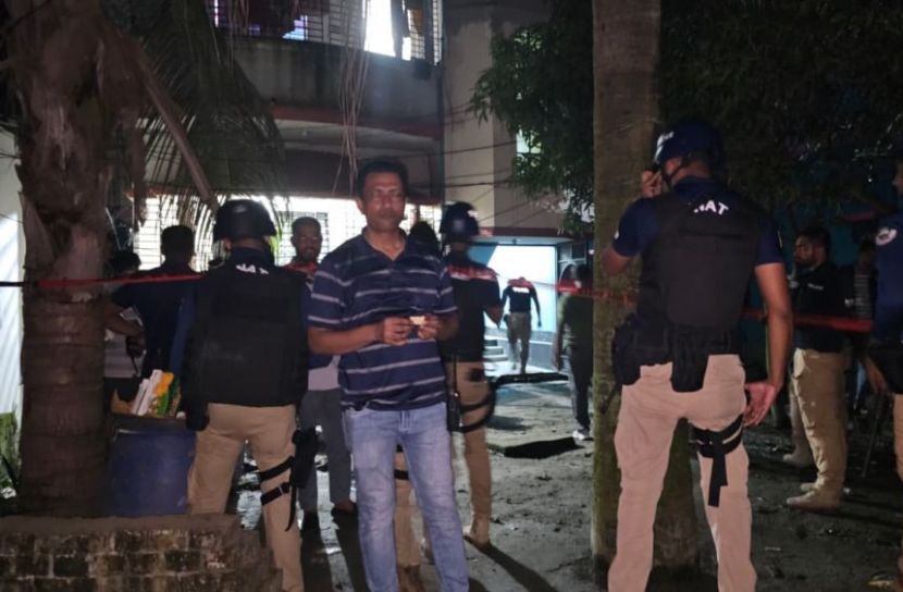 সাভারে ৫ হাতবোমাসহ যুবক গ্রেপ্তার, ভবন ঘিরে সিটিটিসি