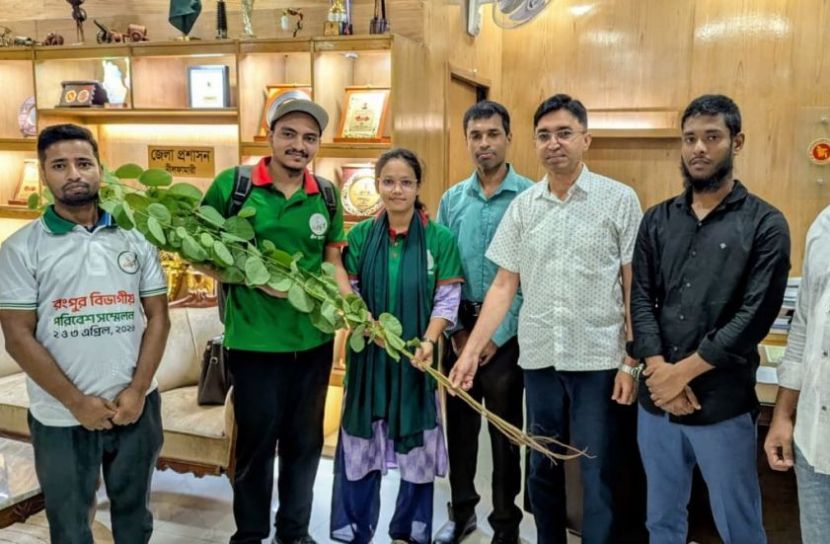 নীলফামারী জেলা প্রশাসককে গ্রীন ভয়েসের দুর্লভ রক্তকাঞ্চন গাছ বিতরণ