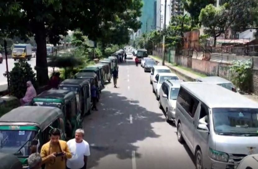গ্যাস সংকটে পাম্পে দীর্ঘ লাইন, সড়কে বিক্ষোভ