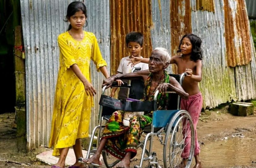 শতবর্ষী দিদির জন্য ‘গাড়ি’ চাইল ৯ বছরের নাতি, নতুন জামায় বাড়ি ফিরল তুলি