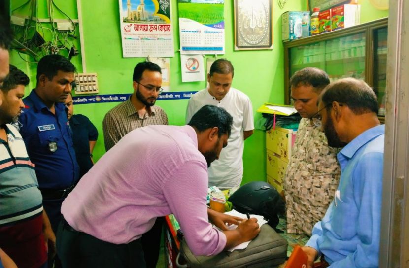 চাঁপাইনবাবগঞ্জে ভেজাল কীটনাশক কারখানার মালিক গ্রেফতার
