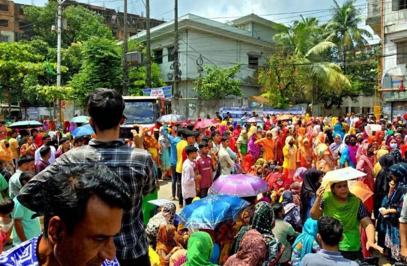 বকেয়া বেতনের দাবিতে চট্টগ্রামে শ্রমিকদের সড়ক অবরোধ