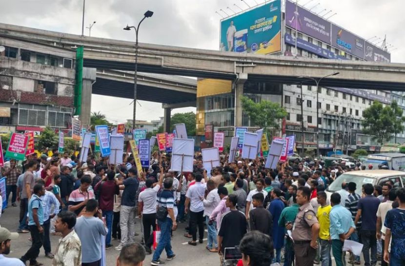 বনানীতে স্লিপার বাস মালিকদের অবৈধতার বৈধতা দাবি