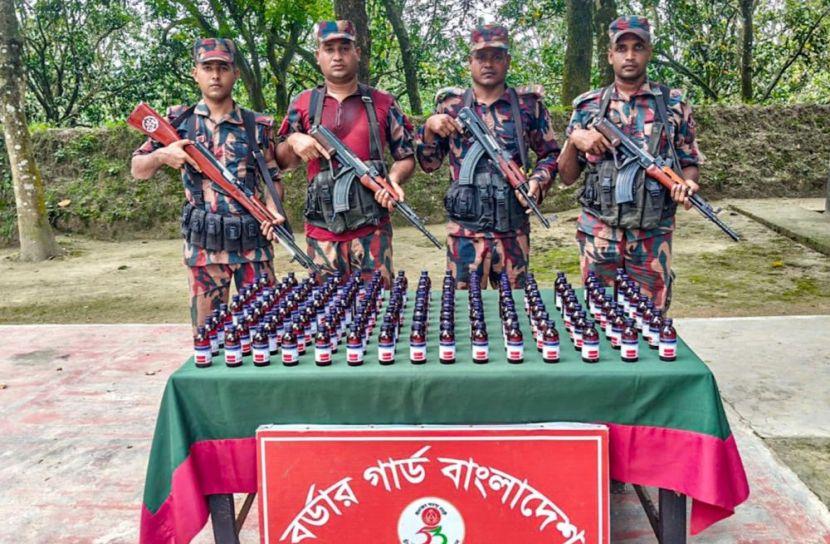 শিবগঞ্জ সীমান্তে ৫৩ বিজিবির অভিযানে ১৩০ বোতল এস্কাফ সিরাপ জব্দ