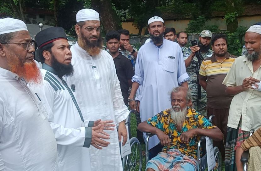 মোল্লাহাটে ৫০'টি হুইলচেয়ার ও ৫০টি ভ্যান বিতরণ