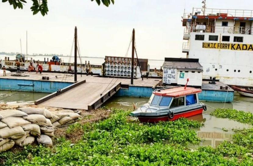 ব্রহ্মপুত্রে ১৫ দিন ধরে বন্ধ ফেরি চলাচল