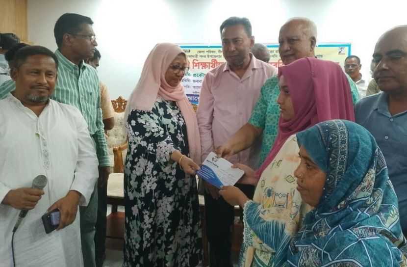 প্রয়াত বিএনপি নেতার পরিবারকে ৫০ হাজার টাকার চেক