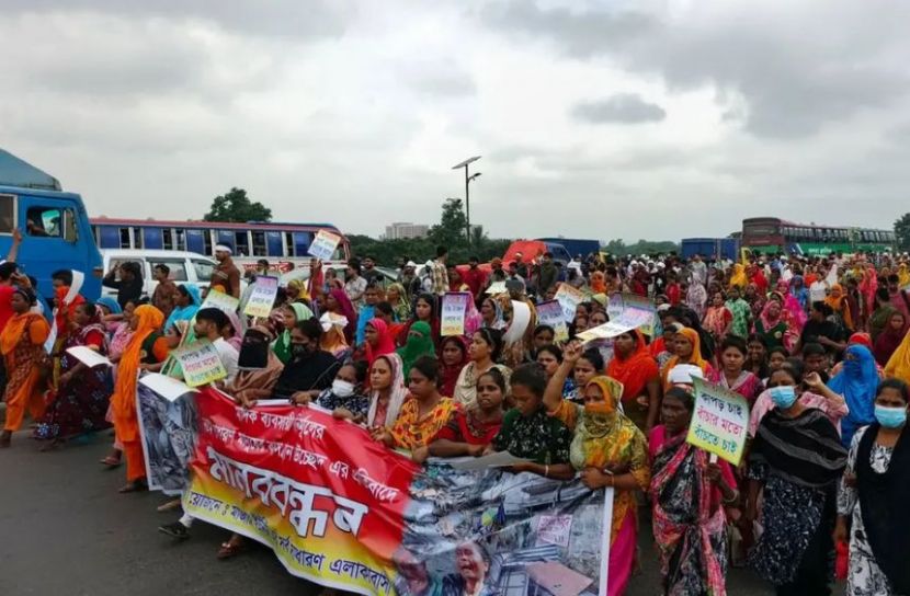 পুনর্বাসনের দাবিতে গাজীপুরে বস্তিবাসীর সড়ক অবরোধ