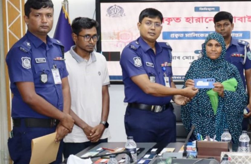 নীলফামারীতে সাইবার সেলের তৎপরতায় ৩০ জনের হারানো ফোন উদ্ধার