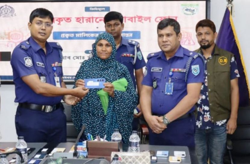 নীলফামারীতে সাইবার সেলের তৎপরতায় ৩০ জনের হারানো ফোন উদ্ধার
