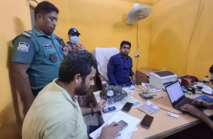 দুই লাখ টাকা ঘুষসহ সাব-রেজিস্ট্রারসহ আটক ৩