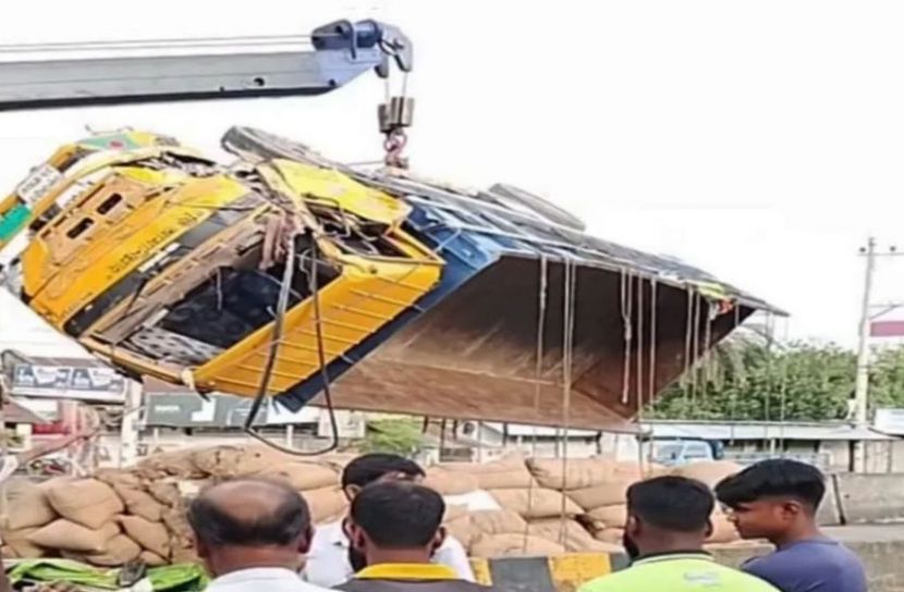 বগুড়ায় ট্রাক-মাইক্রোবাস সংঘর্ষে নিহত ২